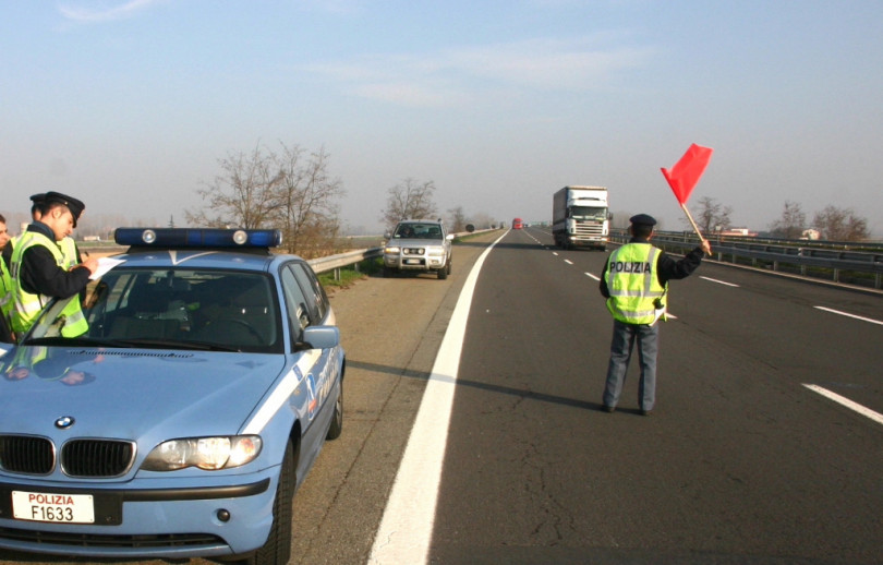 Autostrada A26: mezzo pesante perde la centina di copertura che finisce in mezzo alla carreggiata 